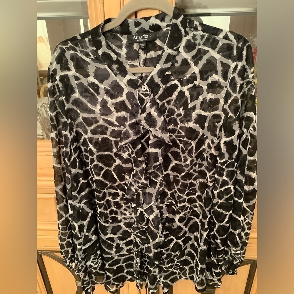 BEAUTIFUL NWT 22/24 BLACK AND GRAY ANIMAL PRINT BLOUSE WITH RUFFLE FRONT